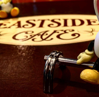 ワールドバザール中央に進んで、シンデレラ城を正面に見て左です