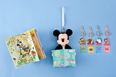 グリーティングカード(1,000円)、ポケットティッシュ入れ(2,200円)、キーチェーン(各1,300円)