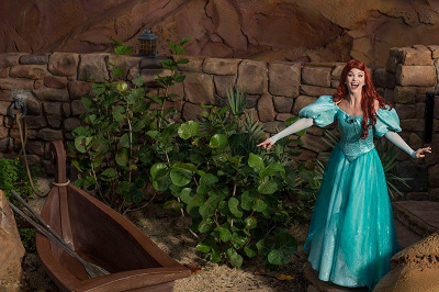 グリーティングはマスク着用＆キャラクターと距離を保った上で行う