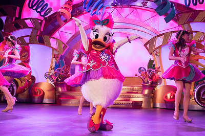 グリーティングはマスク着用&キャラクターと距離を保った上で行う※ショー開催時の写真