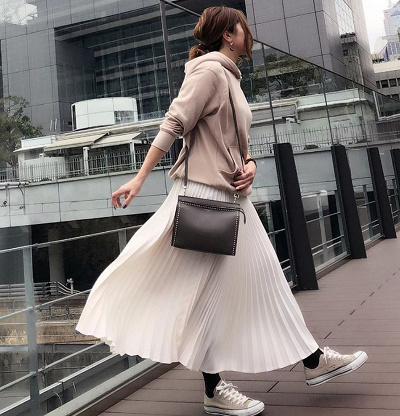 GUベージュパーカー×ホワイトプリッツスカートコーデ