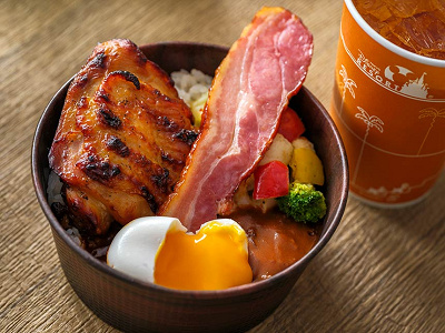 ハッシュドビーフのユカタンライスボウル(骨付きチキン、ベーコン、エッグ)