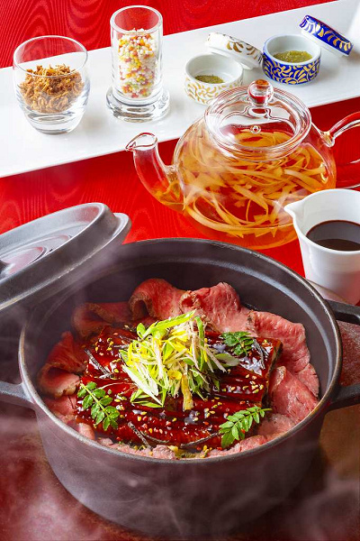 瞬間燻製した鰻の蒲焼きと和牛サーロインのココットご飯 トリュフ香るバニュルスソースと鹿児島のごぼう茶：販売予定