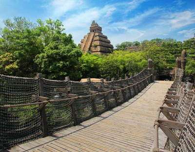 丸太やロープによって急ごしらえに作られた無骨な橋です