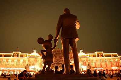 ワールドバザールをバックに撮影するのもおしゃれ