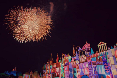 花火鑑賞の定番スポットとも言えるイッツ・ア・スモールワールド