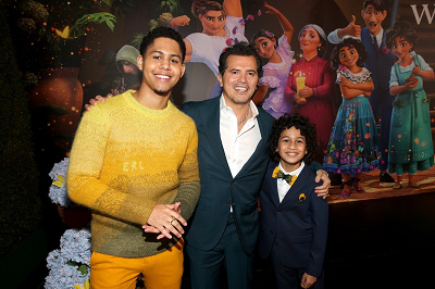 ジョン・レグイザモ（ブルーノ）※中央