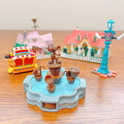 ディズニー】パークの噴水がフィギュアになった！？新発売の