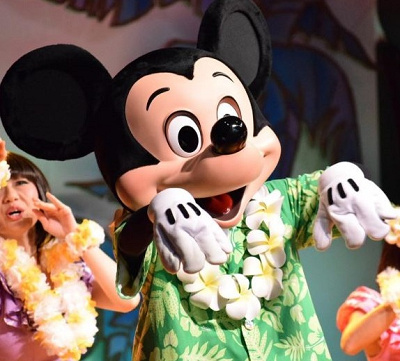 フラダンスを披露するミッキー