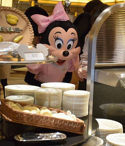 お料理をチェックするミニー