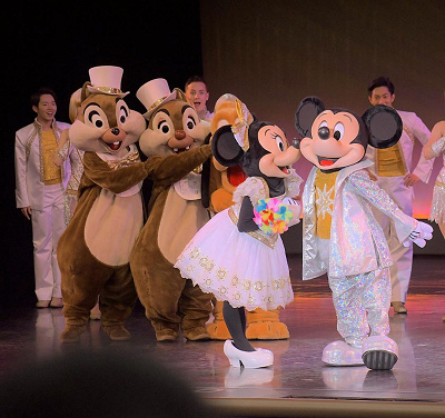 「ワンマンズドリームⅡ」カーテンコール:ミッキーがミニーに花束のプレゼント