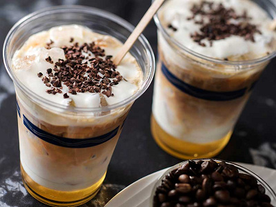 オリジナルカクテル（キャラメルリキュール＆アイスカフェラテ）