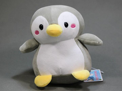 赤いほっぺがキュートなペンギン