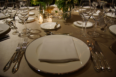 ロマンチックなディナーで演出