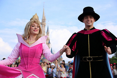 マレフィセントによる呪いで眠りについたオーロラ姫と、それを救ったフィリップ王子