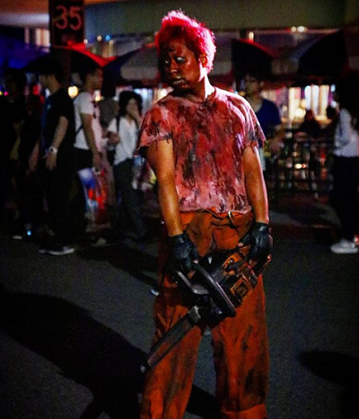 チェーンソ-を持つレッドゾンビ