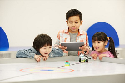 「ロボティック・プレイセンター」