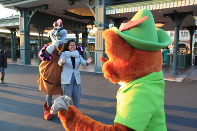 キャストさんを人質に取ってロビン・フッドを捕らえようとするシェリフ