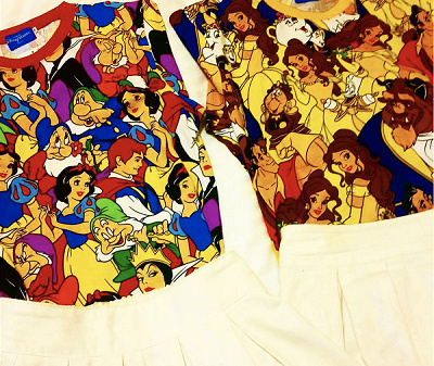 白雪姫と美女と野獣の総柄Tシャツです