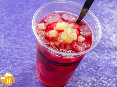 スパークリングカクテル（赤ワイン、アマレット、ピーチ、アップル）