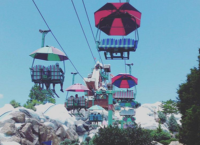 スキー場だけにスタンバイはリフトで