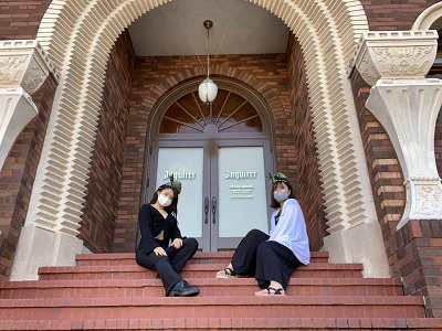 大胆なデザインのカチューシャとシックなファッションのバランスがGood!