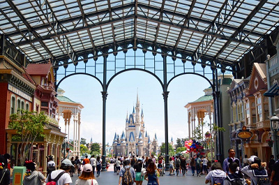 ちょっと先に見えるシンデレラ城がきれい!