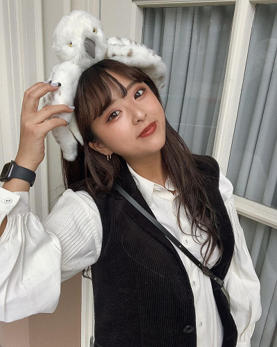 シックで上品なスタイルにヘドウィグの組み合わせがキュート!取り入れやすいファッションです。