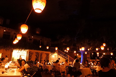 店内は「カリブの海賊」アトラクションの世界観そのまま