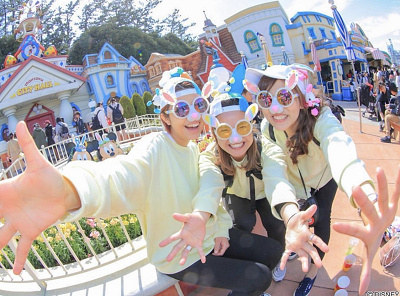 トップスの黄色もアクセント！トリオでおそろコーデ♡