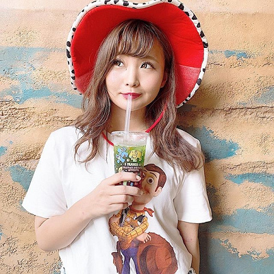 ジェシーのファンキャップを被ってジュースを飲む