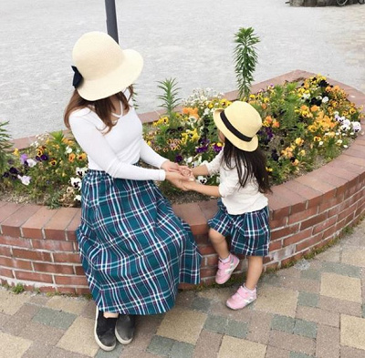 白トップス×チェック柄ボトムス