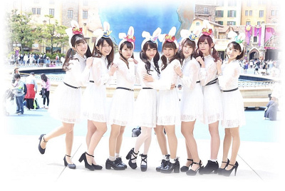 パークで目立つこと間違いなし！白ワンピのグループコーデ