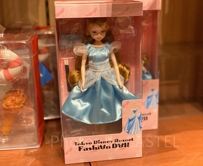 シンデレラのコスチュームを着たファッションドール