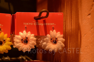 ミッキーモチーフのお花のピアス(ホワイト)