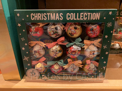一つ一つに過去のクリスマスのミッキーが描かれたオーナメントセット