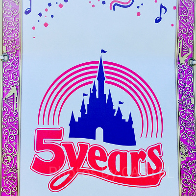 ディズニーランドの5周年ロゴ