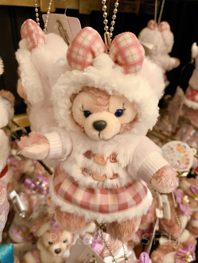 【激レア】2019 ウインターホリデー　シェリーメイ　ぬいぐるみバッジ ダッフィーのウィンターホリデー2019 ぬいぐるみバッジとストラップ