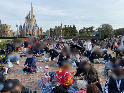 うさたま大脱走！のパレード待ちの様子（2022年4月2日15時50分ごろ撮影）