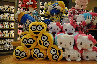 USJのユニバーサルスタジオストア店内（ミニオンとハローキティのぬいぐるみ）