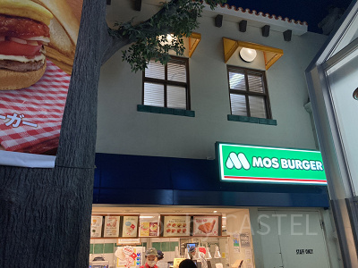 モスバーガーのパビリオン併設の店舗では実際に食事を提供／キッザニア東京