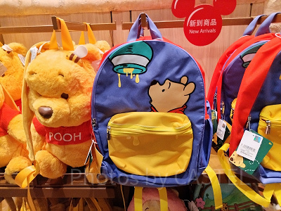 上海ディズニーくまのプーさんグッズ：プーさんのミニリュック（プーさんとはちみつ）