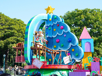 「トイズ・ワンダラス・クリスマス！」のフロートと登場キャラクター