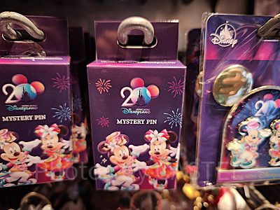 香港ディズニー20周年「ミッキー＆フレンズ・グランドセレブレーショングッズ」：ミステリーピンバッジ