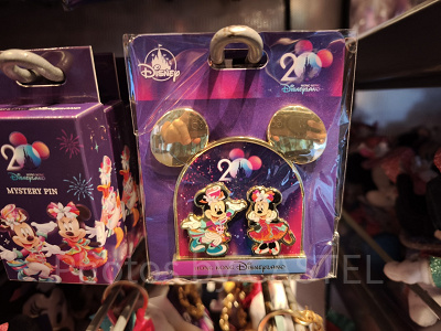 香港ディズニー20周年「ミッキー＆フレンズ・グランドセレブレーショングッズ」：20周年ペアピンバッジ