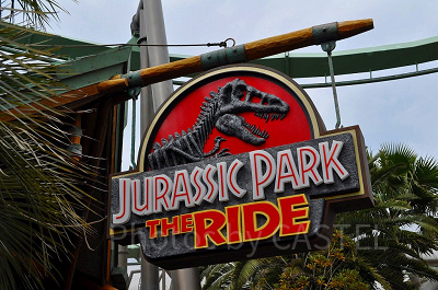 ジュラシックパーク・エリアのジュラシックパークザライドの看板／USJ
