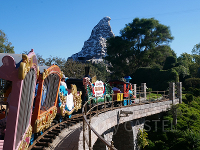 カリフォルニアアナハイムディズニーのアトラクション：ケイシーJr.のサーカストレイン