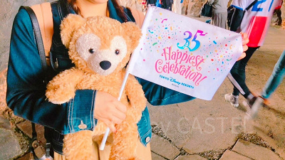 35周年のフラッグとダッフィー