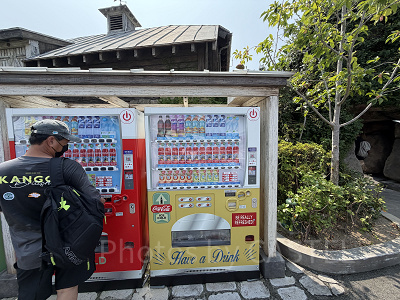 アミティアイスクリーム前自販機