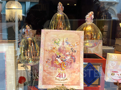 40周年のマジカルレインボースティック(写真奥)